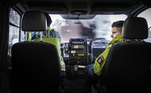 Trafikpoliserna Richard Karlsson och Patrik Assarsson står beredda att på kollegan Andreas Kleins signal bege sig ut efter ännu en fartsyndare på tisdagen. Foto: Göran Rosengren