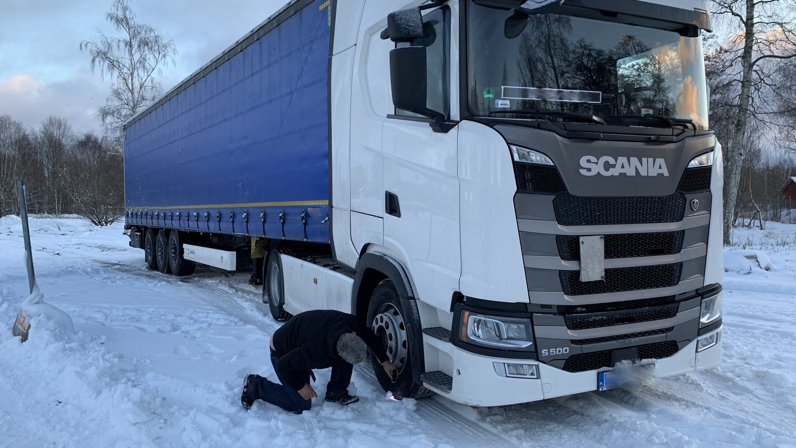 Föraren söker här efter märkningen på däcket. Foto: Jonas Nordin