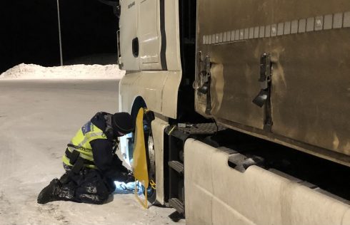 Bilinspektör Jonas Nordin i färd med att klampa ett av veckans fordon dock är detta inte ett av de aktuella polska fordonen.