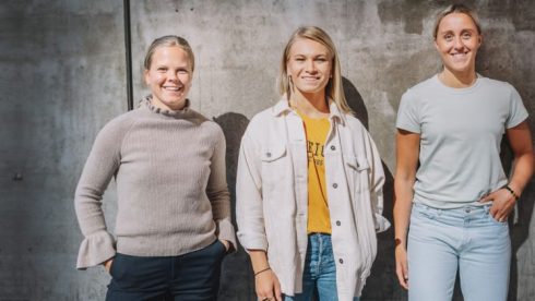    Linnea Hedin, AIK, Ebba Berglund, Luleå, Hanna Olsson, HV71 - tre av spelarna som bidrar i SDHL coach. Foto: Stina Stjernkvist.