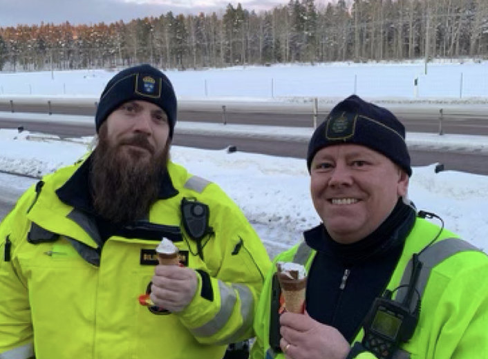 Till vänster Martin och till höger Tobbe som tar en svalkande paus.