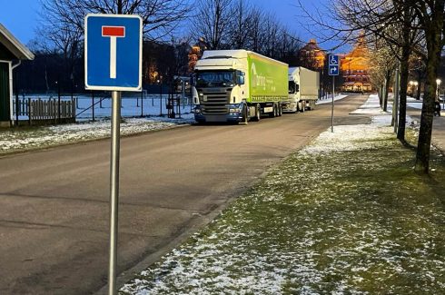 Det är sällan den här gatan gapar tom när trafikpolisen gått hem för dagen. Vägmärket "återvändsväg" har blivit en symbol för trafikpolisens enträgna arbete med att stävja olagliga och trafikfarliga transporterna.