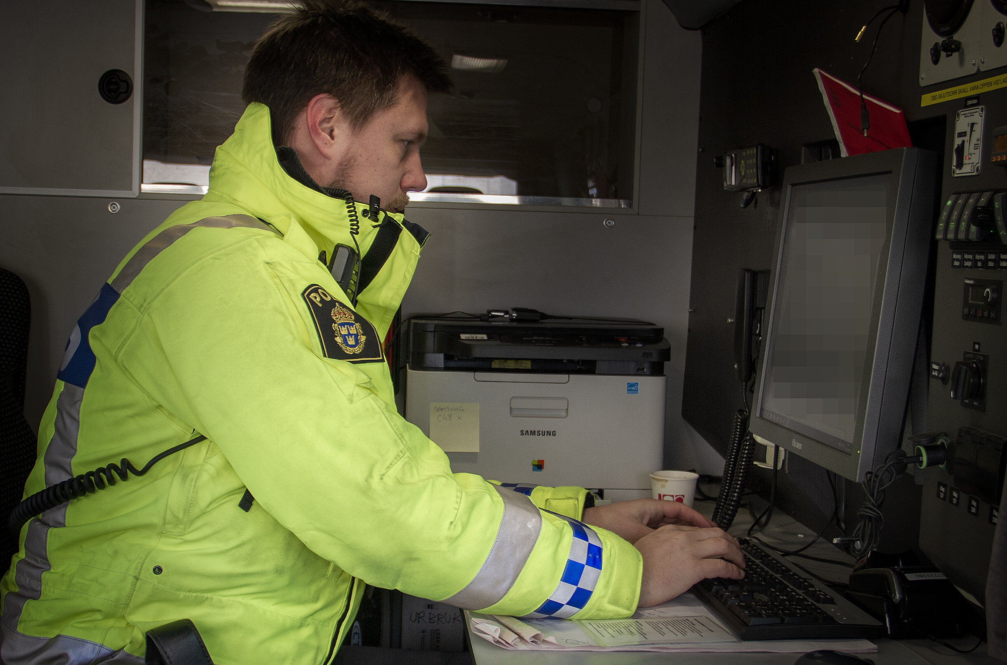 Farids kollega Andreas i färd med att rapportera en utländsk transportör för att ha kört otillåtet cabotage. Foto: Göran Rosengren