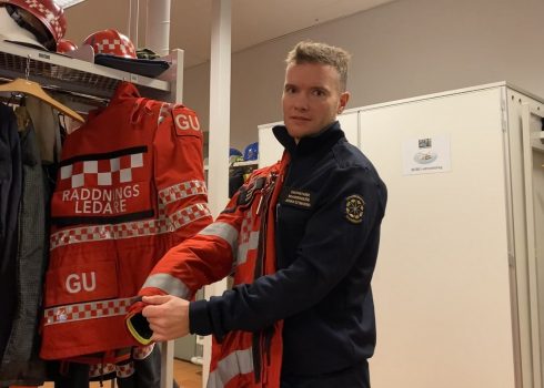 Snart hänger blivande trafikpolis Johan Szymanski av sig Räddningstjänstens jacka för gott. - Som brandman kommer man till platsen när olyckan redan hänt. Som trafikpolis får jag istället arbeta proaktivt, säger han. Foto: Privat.