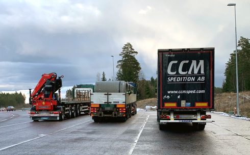 Till höger står den obesiktade trailern, men CCM är inte misstänkta för något brott. I mitten det överlastade ekipaget som av fordonet till vänster fick hjälp att omfördela lasten. 