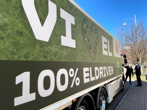  Nu tar Arla ytterligare ett steg för att sänka utsläppen genom att sätta in en av landets första tunga el-lastbilar med kyl. Genom att lastbilen är eldriven så blir den inte bara utsläppsfri utan även tystare. 