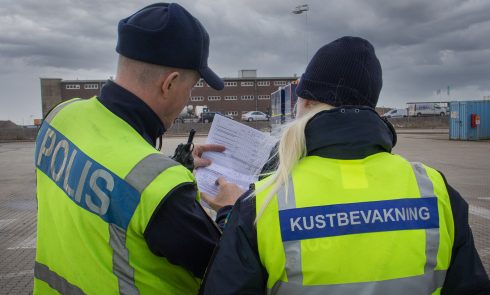 Kustbevakningen kan bötfälla för bristfällig lastsäkring i vissa fall men inte i andra - och då måste man tillkalla trafikpolisen. Ologiskt och orimligt tycker de flesta - men kommer det att bli en förändring? Foto: Göran Rosengren