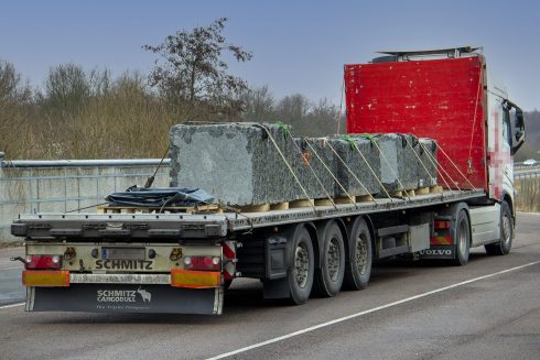 Transporten av stenblock resulterade i att polisen tog upp ett annat block, sitt bötesblock. Foto: Göran Rosengren