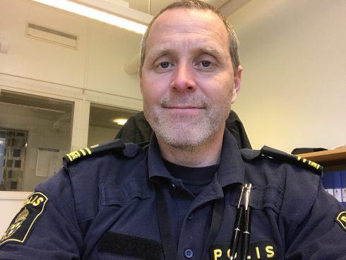 Gruppchef Petter Wahllöf på trafikpolisen, säger "välkommen" och hoppas på många sökande till tjänsten. Foto: Privat.