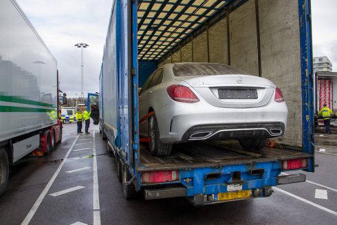 Leasingbilar på väg ut ur landet. Men efter att polisen kontaktat kreditgivaren, ville dessa ha tillbaka fordonen. En anmälan om försök till bedrägeri har upprättats. Foto: Göran Rosengren