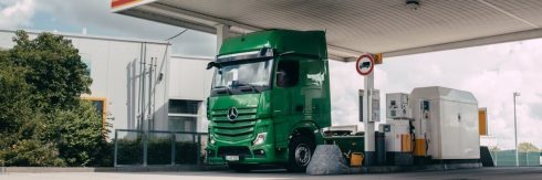 Mercedes-Benz har genomfört framgångsrika tankningar utan bränslekort där istället fordonets dator sköter betalningen.