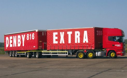 Ett linkekipage med flera styrande axlar är vad som äntligen får provköras i Storbritannien, dock med en nyare dragbil. Vid backning styrs det bakre släpet av föraren med en handhållen kontroll. Foto: Denby Transport