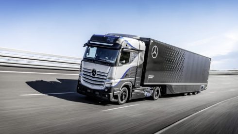    Nu är testerna i full gång av vätedrivna lastbilen Mercedes-Benz GenH2.