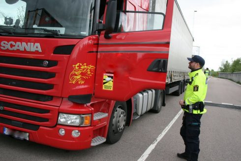 Trafikpolis Peter Ban förklarar för föraren att den sena inbetalningen av vägavgiften kommer att kosta 3 000 kronor.