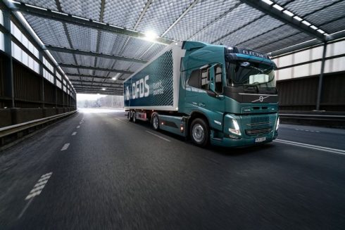  DFDS kommer att vara en av de första att köra en Volvo FM Electric i kommersiell trafik. Lastbilen kommer att leverera delar till Volvo Lastvagnars fabrik i Tuve. 