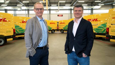   Michael Källbäcker, kvalitets- och miljöchef, och Peter Ervasalo, vd, på DHL Express