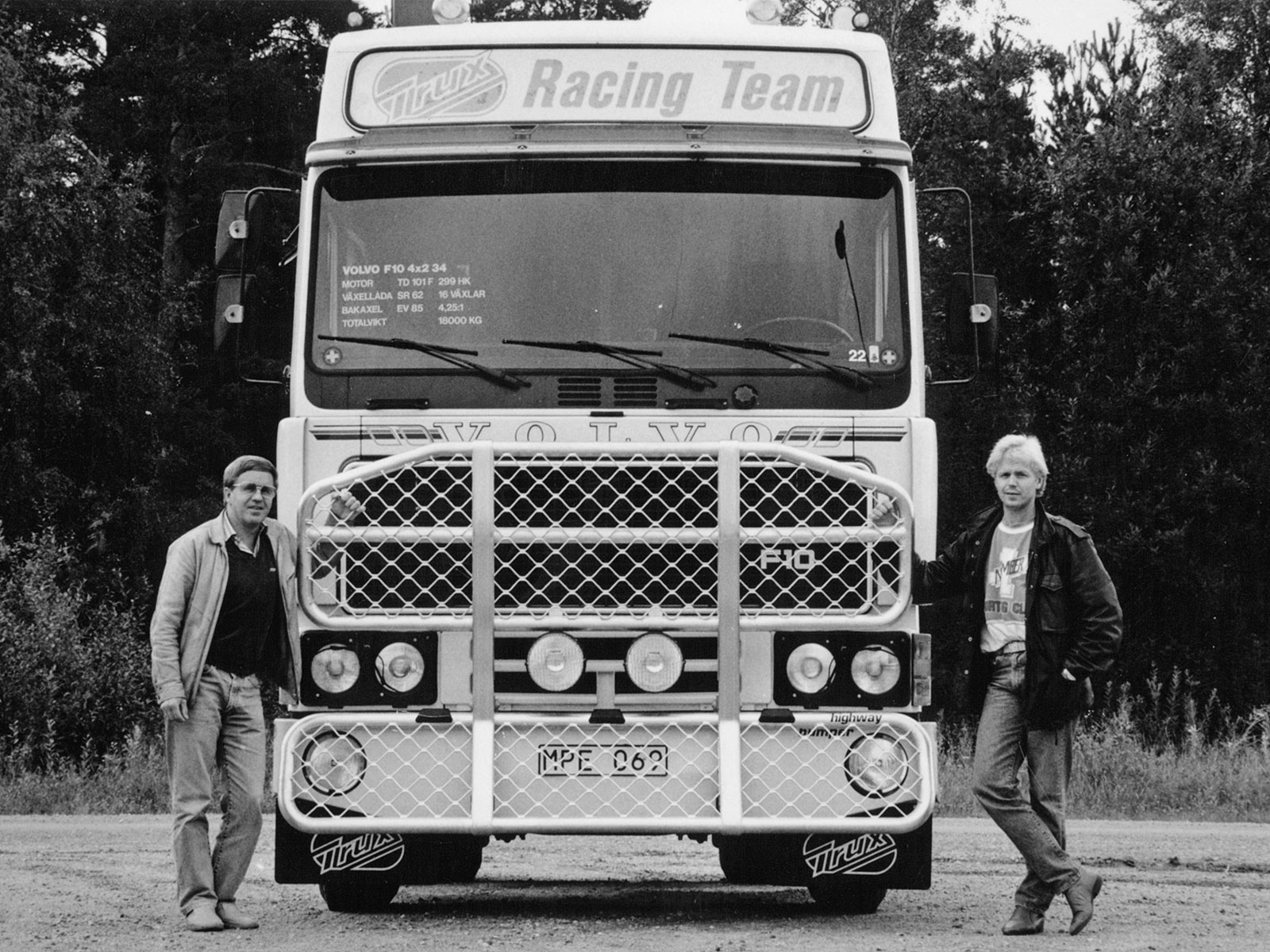 Axel Sandstedt och sonen Peder visar upp frontskyddet Trux Highway. Foto: Trux AB