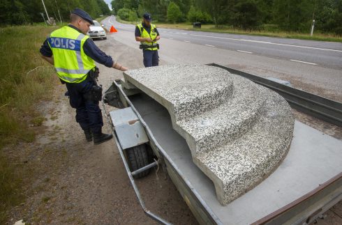 Trafikpolis Patrik Assarsson och hans kollega, bilinspektör Daniel Ferm, fick lyssna på många argument när personbilisten försökte slippa undan att bli rapporterad för dålig lastsäkring. Foto: Göran Rosengren