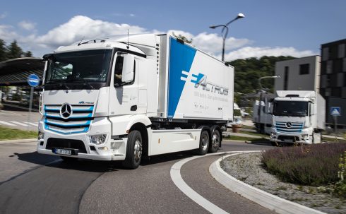 Den 30 juni är det världspremiär för Mercedes-Benz första eldrivna tunga lastbil – eActros (bilden föreställer prototyper). Foto: Mercedes-Benz
