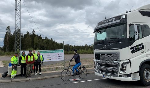 Personer på bilden: Kim Bergvall - Projektledare Viscando, Amritpal Singh - vd Viscando, Jonas Malmryd  - Specialist Trafikkontoret Göteborg Stad, Kasper Johansson - Testingenjör AstaZero, Greger Rognelund - Projektledare AstaZero. Foto: Rise