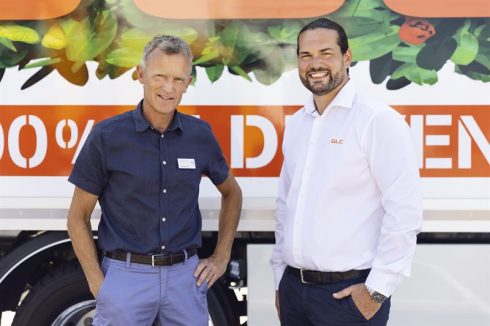 Till vänster Henrik Wickman, regionchef Väst på Volvo Truck Center. Till höger Luigi Johannesson affärsområdeschef för Thermo & Distribution på GLC.