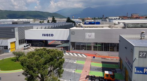 Ivecos produktionsanläggning i italienska Brescia kommer snart att få 20 000 kvadratmeter solpaneler. Foto: Iveco.