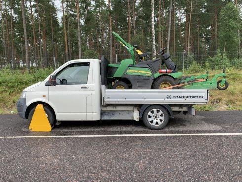 Den alltför tunga lätta lastbilen klampas i väntan på undsättning - som hittills inte kommit.