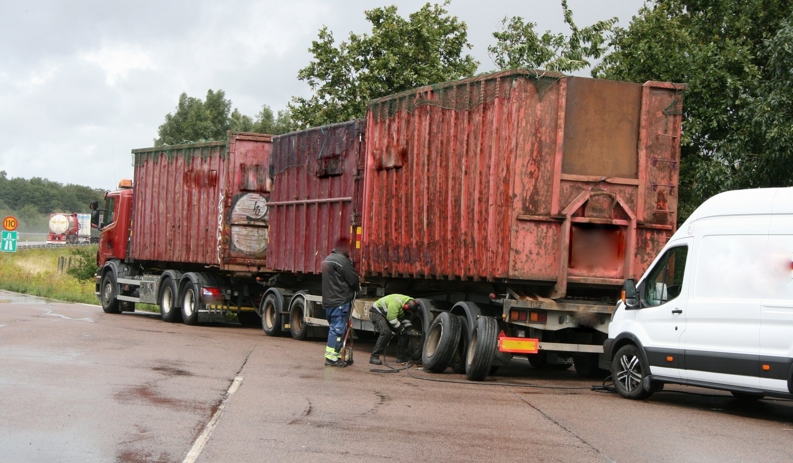 Utslitet däck och avsaknad av belysning utmed sidan, ledde till stopp på plats och böter.