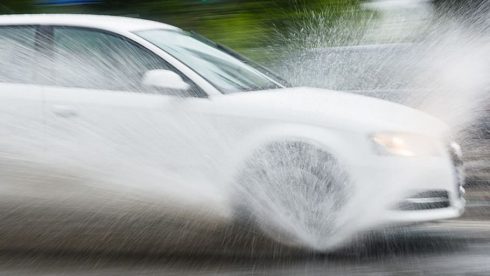  En VTI-undersökning har visat att bromssträckan för nya dubbfria vinterdäck av nordisk typ är mellan 15 och 20 procent längre på torr och våt asfalt sommartid, jämfört med nya sommardäck. 