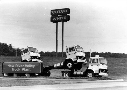 År 1982, redan efter ett år, började lokal tillverkning av Volvo F7 i huvudfabriken New River Valley (NRV) i Virginia. Bilden visar en utleverans till återförsäljare enligt det amerikanska transportsättet "piggy back and drive-away". Foto: S-E Lindstrand