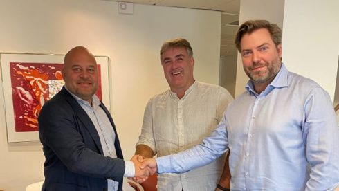  Till vänster, Staffan Lindewald, CEO Malte Månson Holding. I mitten, Michael Larsson, vd för Gottes och till höger Magnus Åbjörnsson, CFO, Malte Månson. 