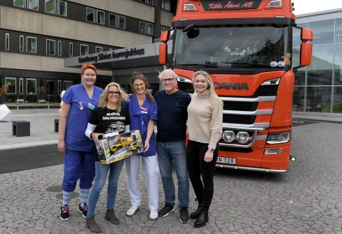 Glädjen var stor när delegation kom och hälsade på. Från vänster syns syster Ulrika, Anki Karlsson, professor Karin Mellgren, Glenn Hysén och Lisa "Valkyria" Phil Foto: Tommy Holl