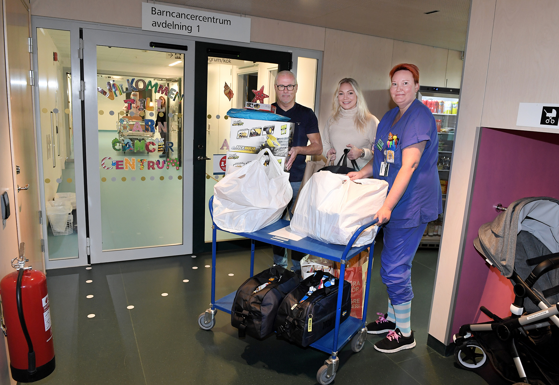 Glenn Hysén, Lisa Pihl och syster Ulrika kommer med en last av glädje. Foto: Tommy Holl