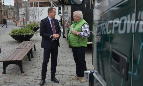 Anders Ygeman (S) och Ulf Jönsson samtalde i lite drygt en timme om de problem som omgärdar elektrifieringen inom åkerinäringen. Foto: Per Hedelin