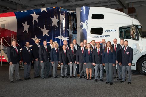 För 20: e året kommer Volvo Trucks North America att vara den exklusiva sponsorn för America's Road Teams säkerhetsuppsökande program för 2022. Peter Voorhoeve, VD för Volvo Trucks North America, tillsammans med årets America's Road Team Captains. Voorhoeve är mannen i mitten, bakre rader utan slips. Foto: Erin Granzow på uppdrag av Volvo