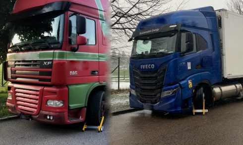 Dragbilen till vänster är från samma speditör som i artikeln, men bilden är tagen vid ett tidigare tillfälle. Dragbilen till höger är det litauiska ekipaget.