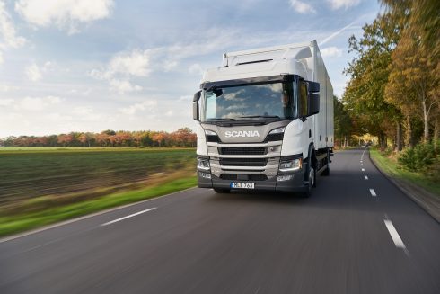 Genom att bygga samman två elektriska motorer med kärnan från den senaste generationen av Scania Opticruise-växellådorna på ett modulärt sätt, har Scania utvecklat en verkligt smart drivlina för sina HEV- och PHEV-lastbilar.