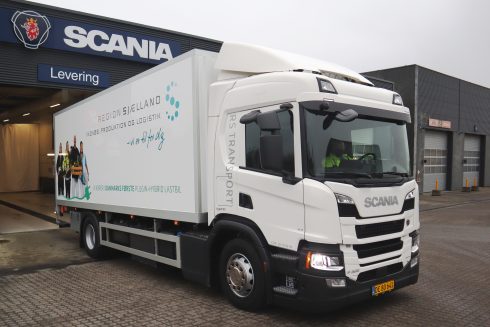  Scania Danmark har nyligen levererat Danmarks första plugin-hybridlastbil till Region Sjælland, en Scania P 320 B4x2 PHEV.