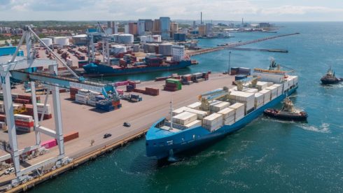  Containerfartyg anlöper Västhamnen i Helsingborgs Hamn.