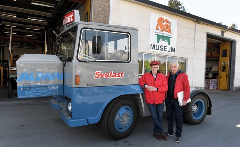 Per Sjöborg (t. hö.), tidigare fordonsingenjör på Svelast, tillsammans med Lennart Persson och deras omhuldade Kalmar Terminal. Per Sjöborg var den som fick uppdraget att ta fram ekipaget med dragbil och lösflak. Foto: Tommy Holl