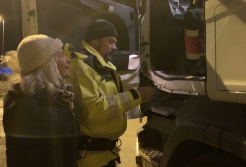 Kallt, mörkt och blåsigt är det när Pia Nilsson (S) följer yrkestrafikgruppens arbete i Västerås. Här tillsammans med bilinspektör Roger Ogemar.
