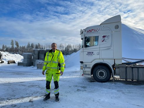  Tack vare att Stefan Djupfeldts arbetsgivare Sørum Transport kunde hitta andra arbetsuppgifter åt honom, är han fortfarande kvar på åkeriet. ”Det är jag oerhört glad och tacksam för”, säger Stefan. Foto: Harry Nielsen, åkeriägare Sørum Transport.