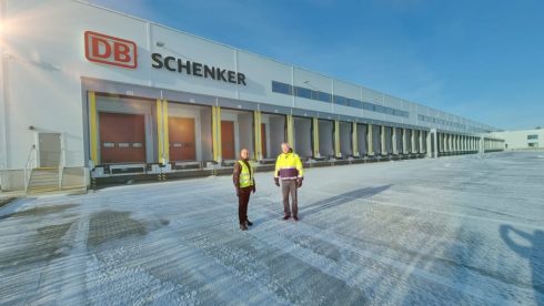   DB Schenkers nya terminal i Södertälje är sammanlagt 17 200 m2. Till vänster Franco Carbajal, chef för DB Schenkers nya Distrikt Södertälje.