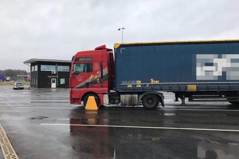 Drabilen klampades två gånger efter en och samma kontroll. Speditören är i skrivande stund inte misstänkt för något brott.