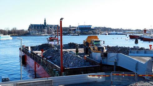 Pråm sparar 50 000 lastbilstransporter skriver Stockholms stad i ett pressmeddelande. Foto: Stockholms stad