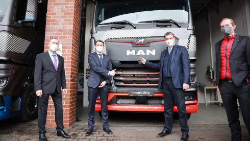   Prototypen av MAN elektriske lastbil. Från vänster står Hubert Aiwanger, Bayerns ekonomiminister, Alexander Vlaskamp, vd MAN Truck & Bus, dr. Markus Söder, premiärminister i Bayern och dr. Frederik Zohm, CTO MAN Truck & Bus. 