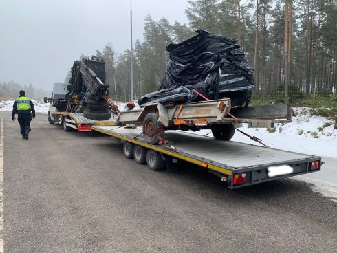 Den del av lasten som berstårr av kranen, tar Västeråsföretaget med sig för att säkra betalning för utfört arbete. 