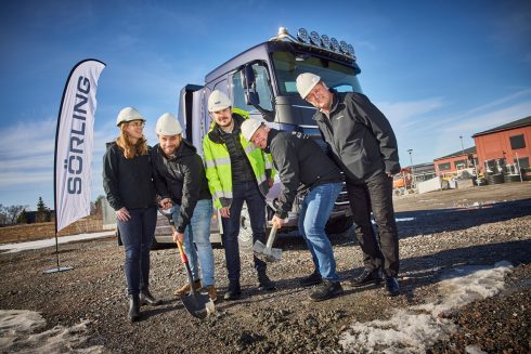 Sörling med Jessica Sandin-Lindqvist, Ekonomichef, Andreas Larsson, Teknikchef, Richard Eek, ansvarig i Uppsala hos OOF, Per Käck, Produktionschef, Anders Felling, vd. Foto: Pia Nordlander