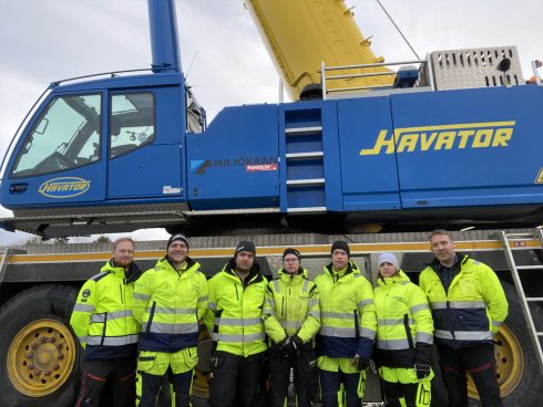 Längst till vänster och höger i bild Havators handledare samt fem av deltagarna i mitten. Foto: Torbjörn Wikberg