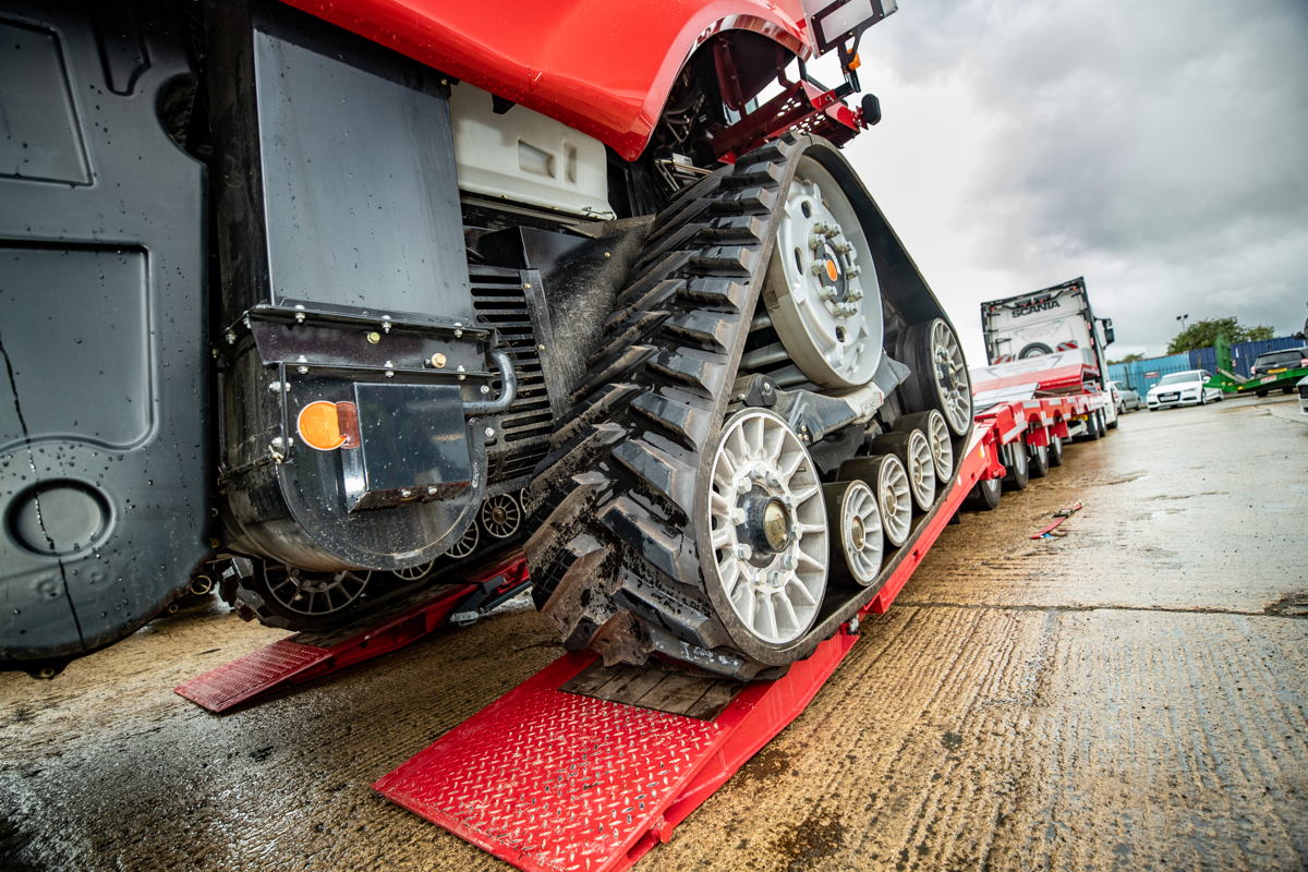  För säker och effektiv lastning och lossning av maskiner är trailern utrustad med fyra meter långa automatiska hydrauliskt fällbara ramper som klarar ett maximalt hjultryck på 15 ton per ramp.